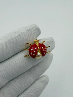 Брошь пин Божья коровка красная Mikimoto (представлена онлайн)