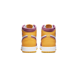 alt="Логотип Wings на воротнике и тканевая нашивка Nike Air на язычке Jordan 1 Brotherhood"