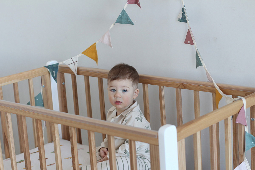 Детская кроватка Фабрика Облаков Onlybaby Scandi маятник продольный молочный, дерево