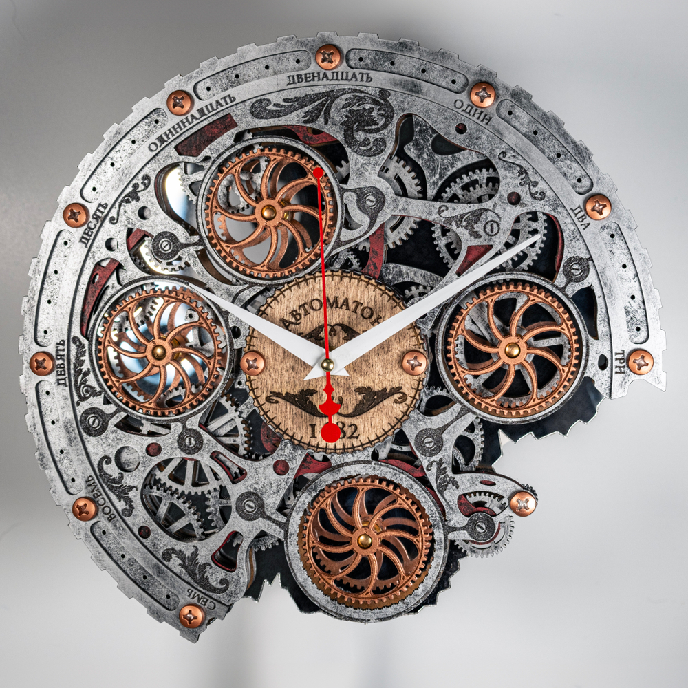 Часы WOODandROOT Automaton Bite 1682 на зеркальном фоне — декорированные под старый металл с медными акцентами и открытым механизмом четырёх шестерёнок