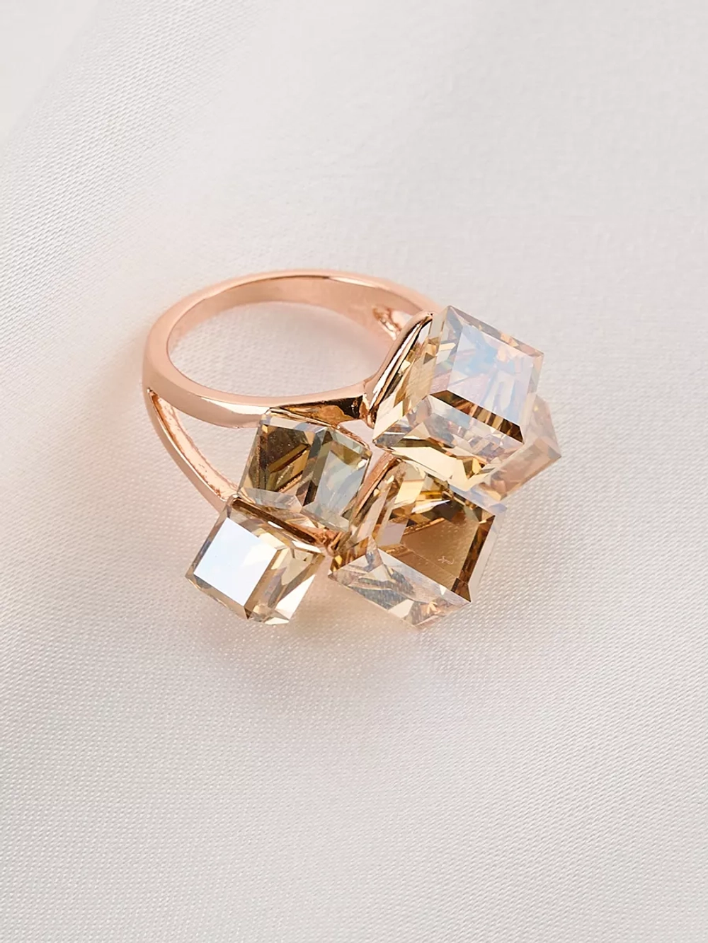 Кольцо коктейльное Мираж с кубиками Swarovski цвета шампань