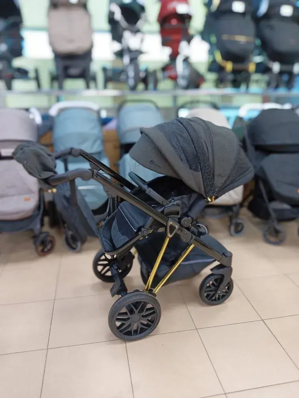 Детская коляска Luxmom F1 2в1 (черный, золотая рама)
