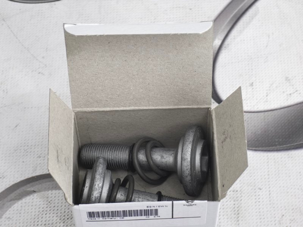 Болт с буртиком и пружиной BMW 31206795249
