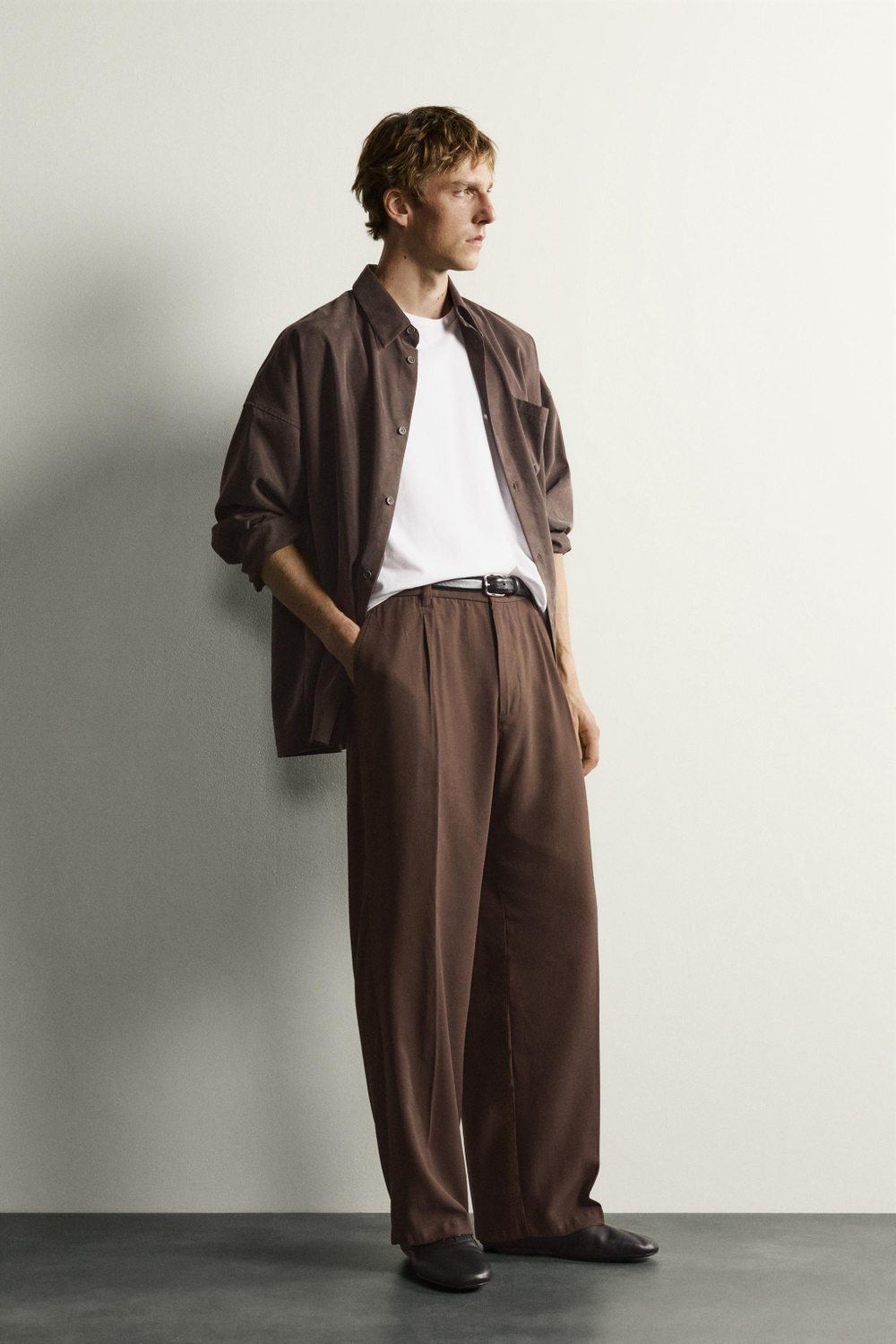 СТРУЯЩИЕСЯ БРЮКИ RELAXED FIT СО СКЛАДКАМИ — ZARA