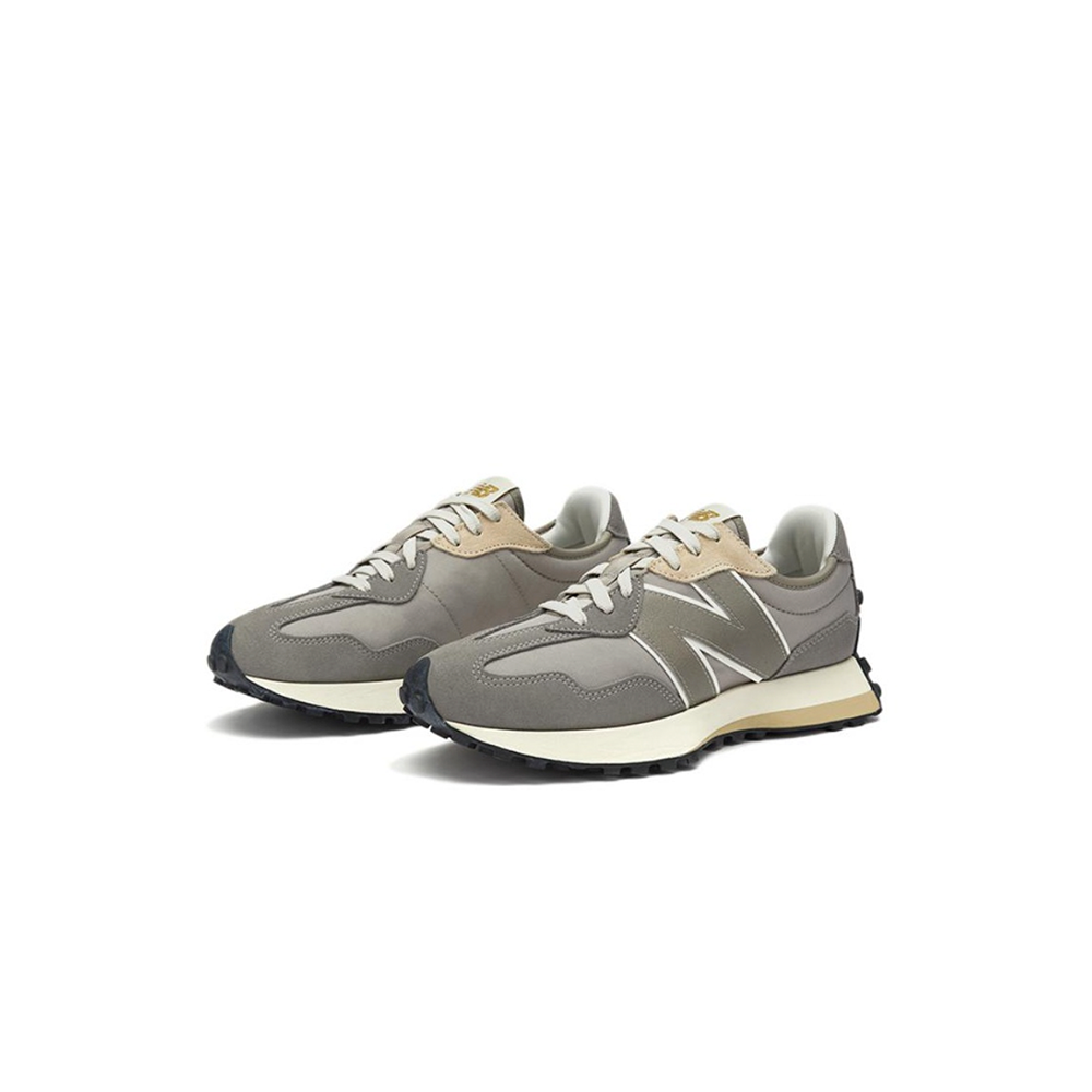 alt="Асимметричный логотип N на New Balance 327 Grey Day лимитированная коллекция"