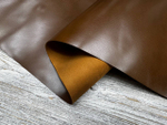 Фрагмент натуральной кожи Quentin Silk Sugar с контрастной светлой бахтармой на сгибе