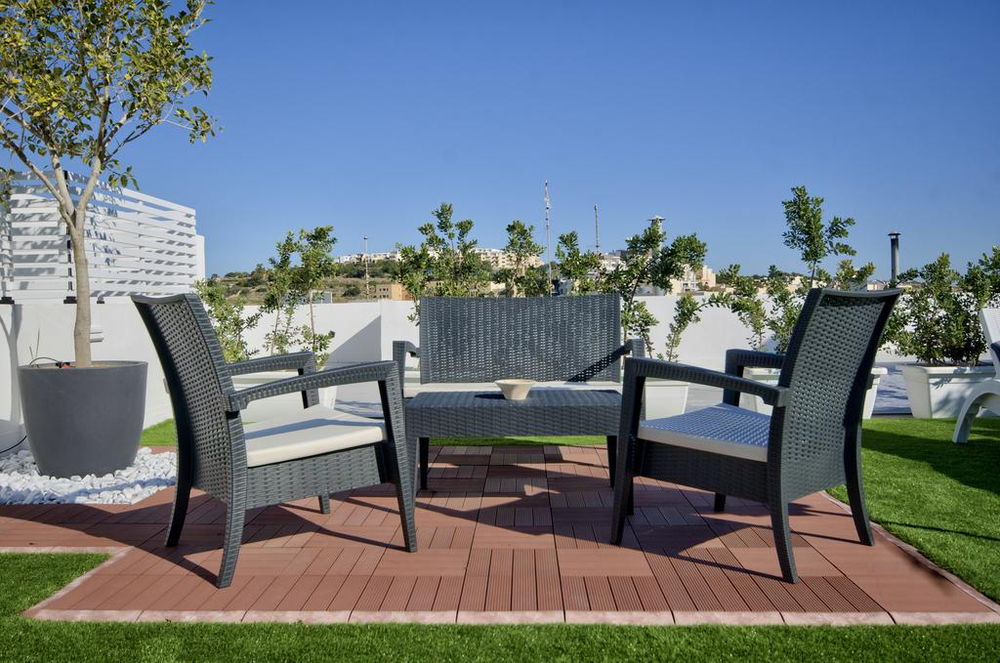 Кресло пластиковое плетеное с подушкой Siesta Contract Miami Lounge Armchair, антрацит