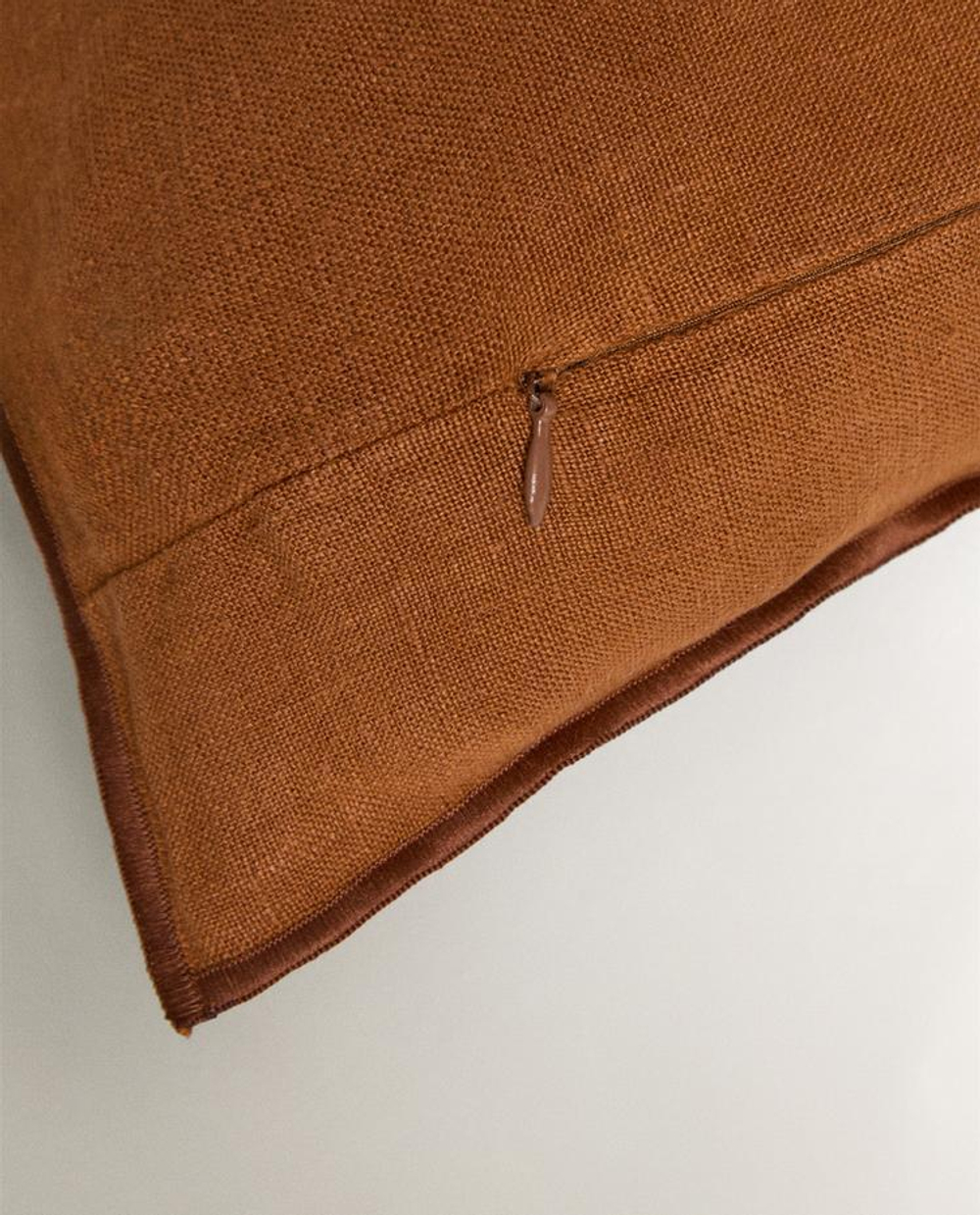 ZARA HOME ОДНОТОННАЯ НАВОЛОЧКА ДЛЯ ДЕКОРАТИВНОЙ ПОДУШКИ, КОРИЧНЕВЫЙ