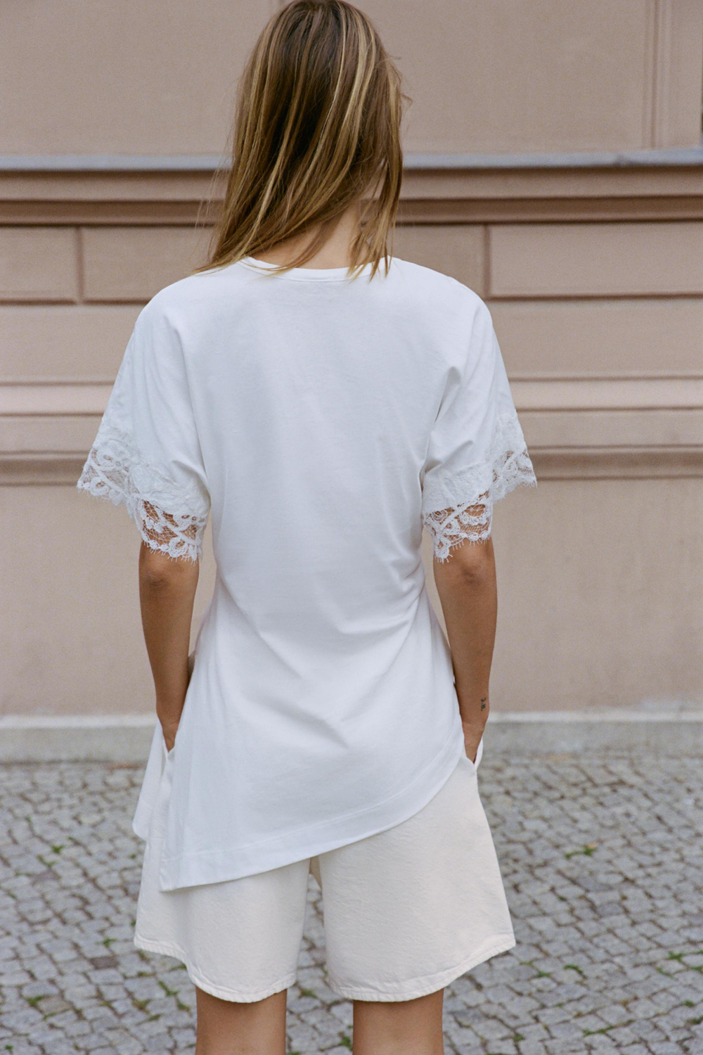 АСИММЕТРИЧНАЯ ФУТБОЛКА С КРУЖЕВОМ — ZARA