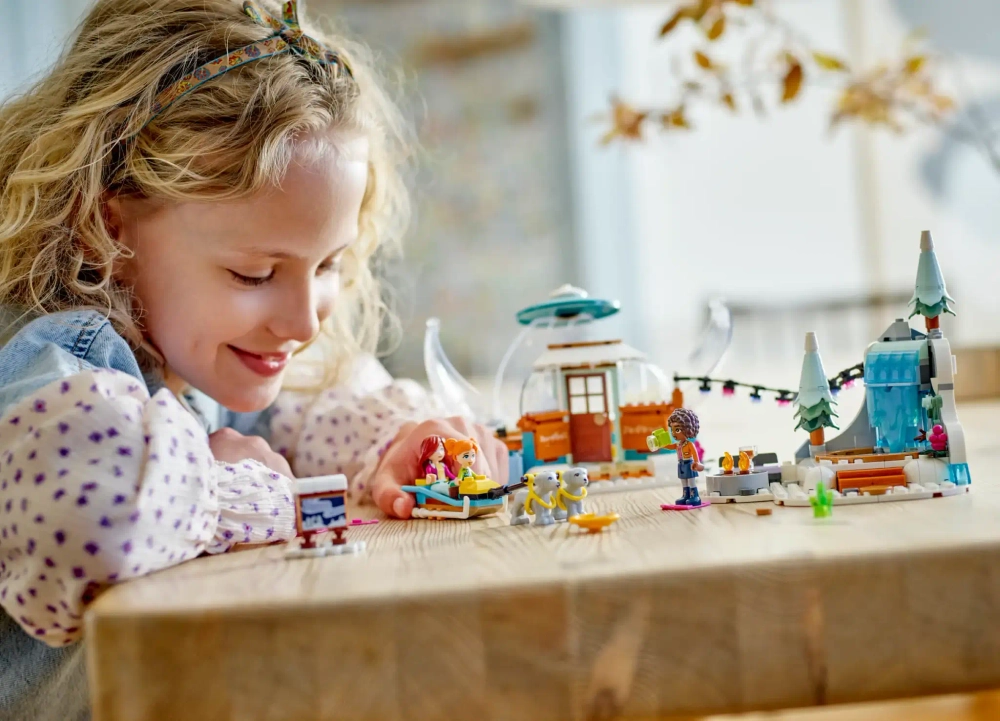 Конструктор LEGO Friends 41760 Праздничное приключение в Иглу