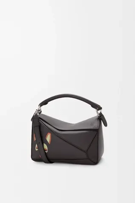 Loewe Маленькая сумка Puzzle Futurist Cat из классической телячьей кожи, темно-серый