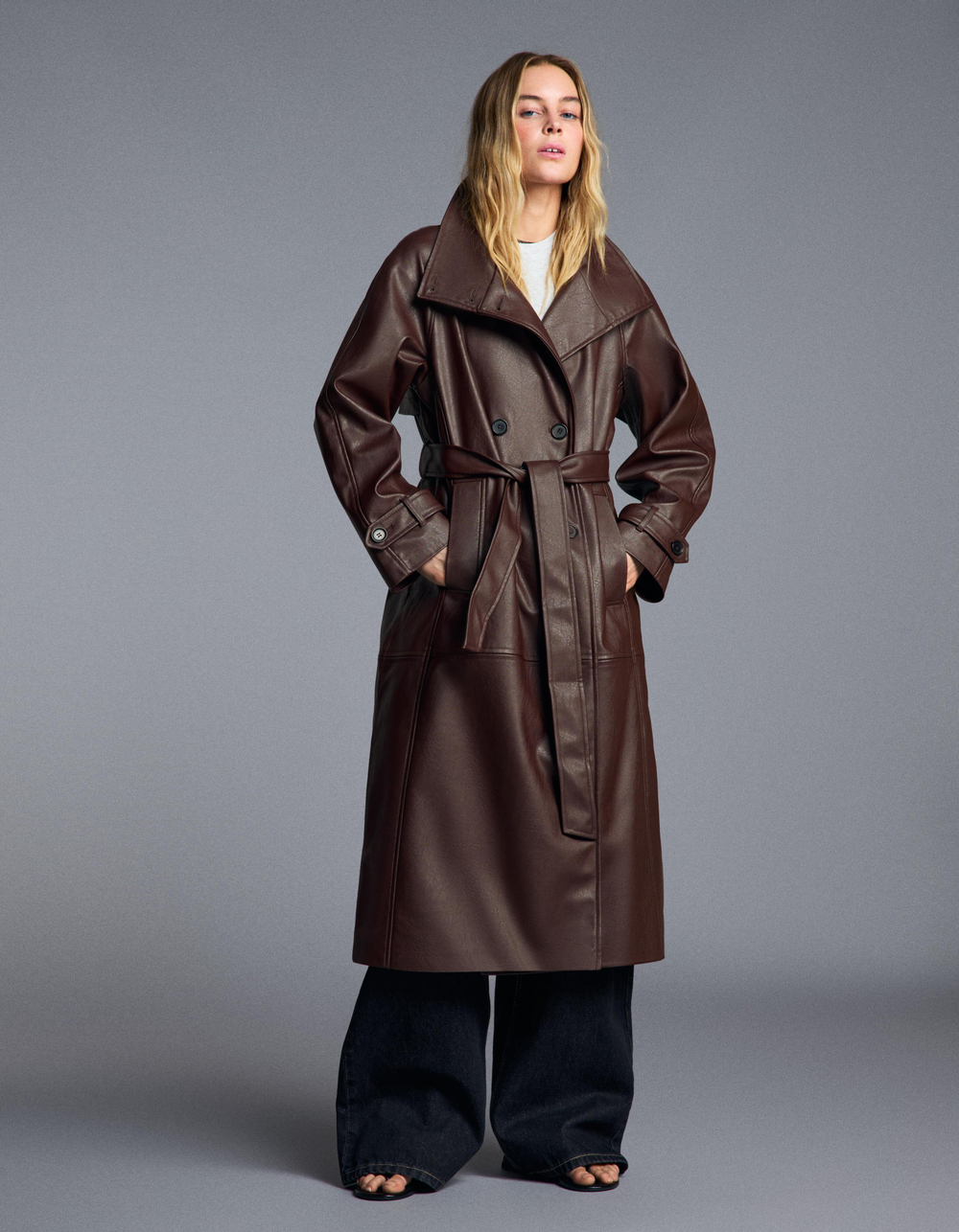 Женский длинный тренч с воротником-стойкой и поясом из искусственной кожи - BERSHKA
