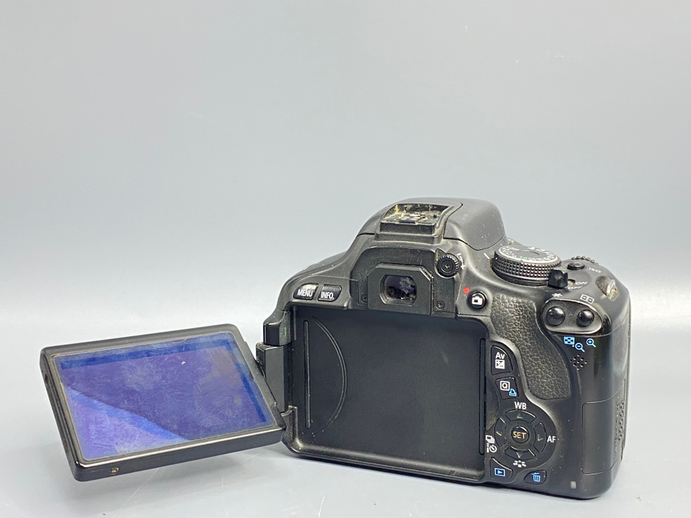 Canon 600D KIT Без башмака и видоискателя