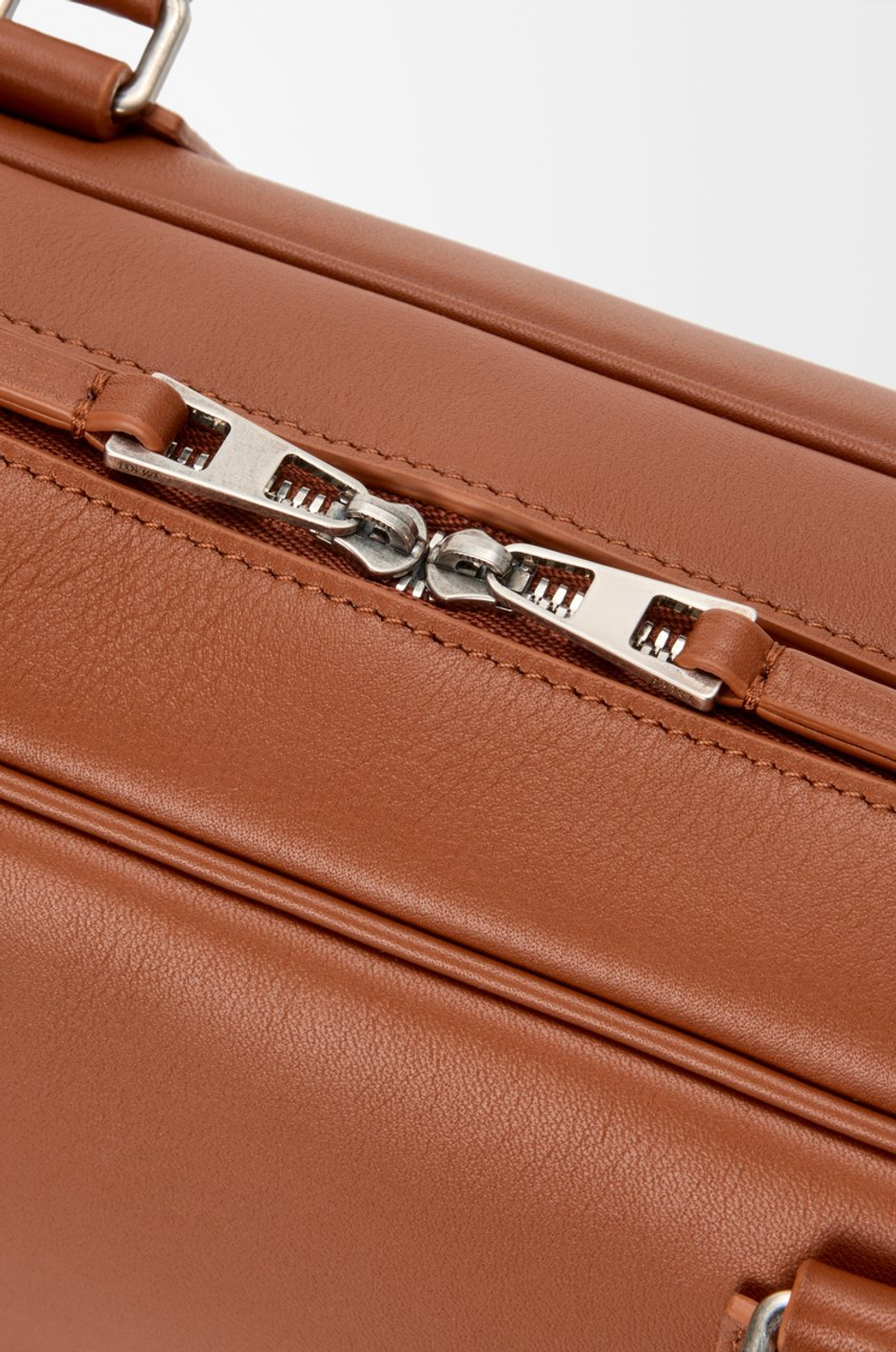 Loewe Укороченная сумка Amazona 31 из блестящей телячьей кожи, светло-коричневый