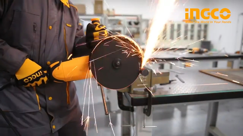 Угловая шлифовальная машина (УШМ) INGCO AG24008 INDUSTRIAL 230 мм 2,4 кВт