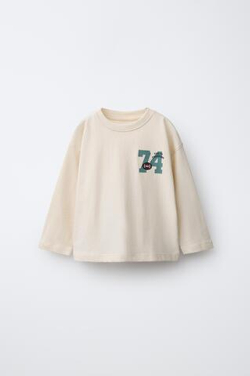 ZARA ЛОНГСЛИВ С БАСКЕТБОЛЬНЫМ ПРИНТОМ, ЭКРЮ