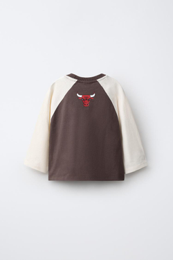 ZARA ФУТБОЛКА С ДЛИННЫМИ РУКАВАМИ РЕГЛАН NBA — CHICAGO BULL, ТЕМНО-КОРИЧНЕВЫЙ