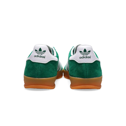 alt="Культовая gum-подошва и замшевая текстура на adidas Gazelle Indoor IG1596"