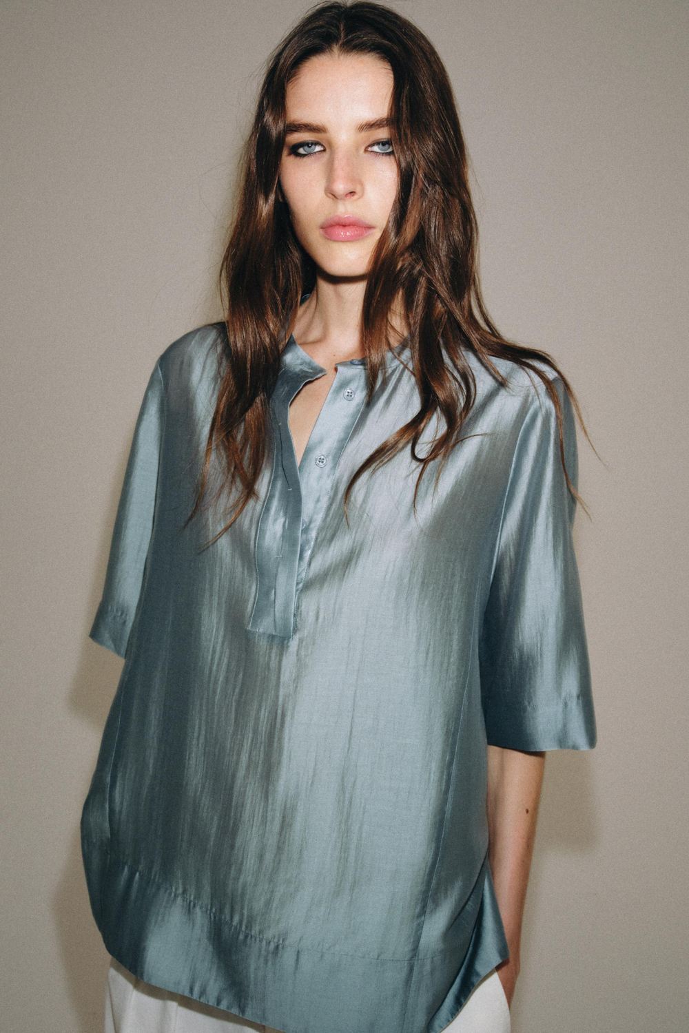 СТРУЯЩАЯСЯ БЛУЗА С КОРОТКИМИ РУКАВАМИ — ZW COLLECTION — ZARA