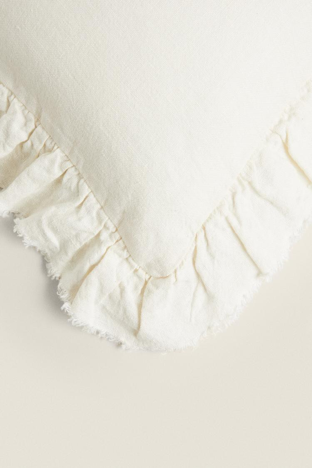 ZARA HOME ЧЕХОЛ ДЛЯ ДЕКОРАТИВНОЙ ПОДУШКИ С ОБОРКАМИ, БЕЛЫЙ