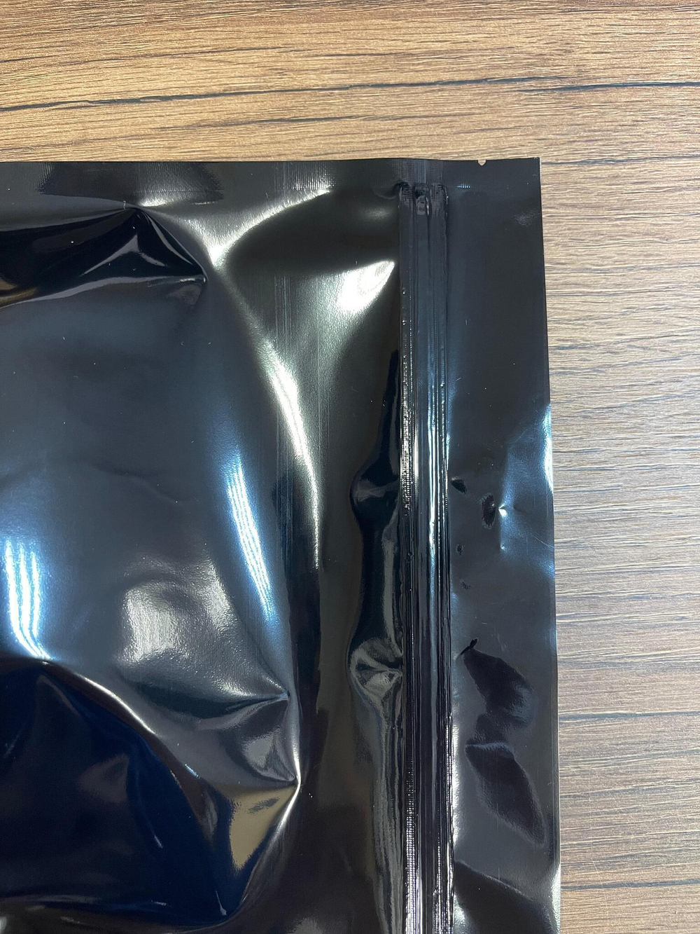 Черный глянцевый дой-пакет с овальным окном и многоразовым замком zip-lock 160*210 мм