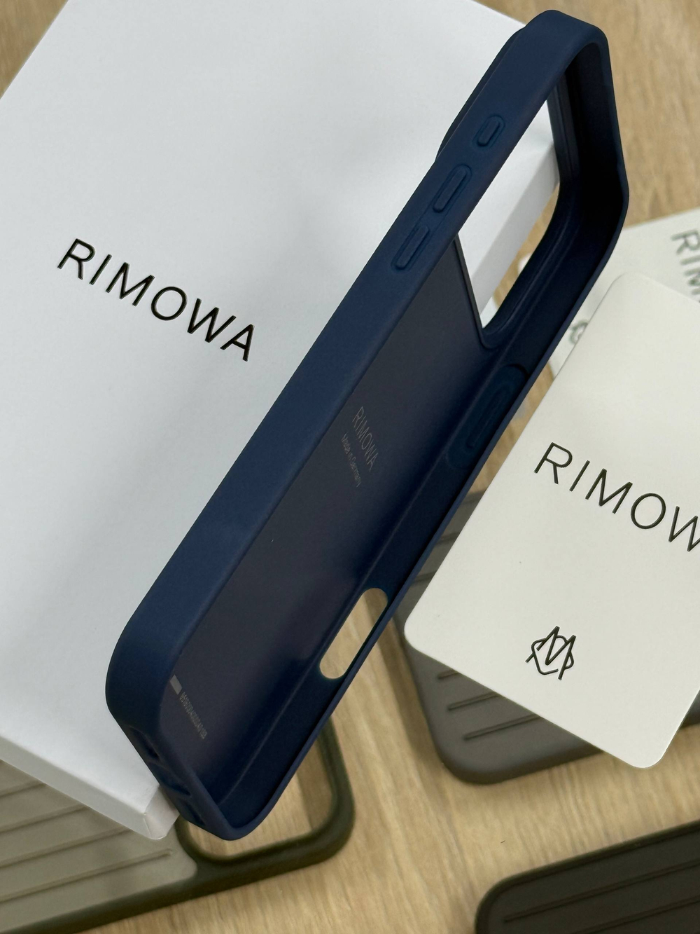 Чехол Rimowa для iPhone 17 Pro Max
