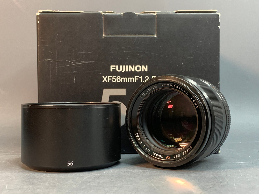 Fujinon SUPER EBC XF 56mm 1:1.2 R царапина на передней линзе