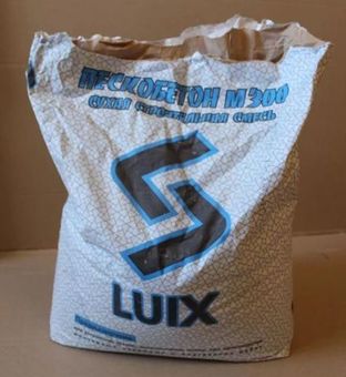 Раскрытый мешок ПЕСКОБЕТОН М300 LUIX 40 кг