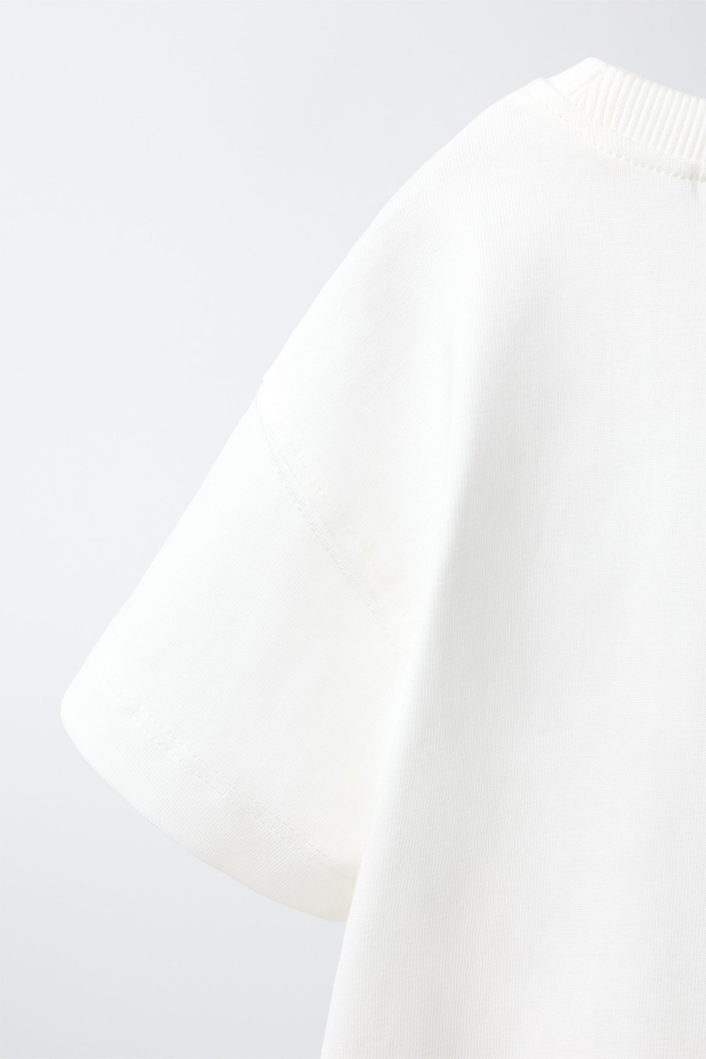 ZARA ФУТБОЛКА С ВЫШИВКОЙ И КАРМАНОМ, БЕЛЫЙ