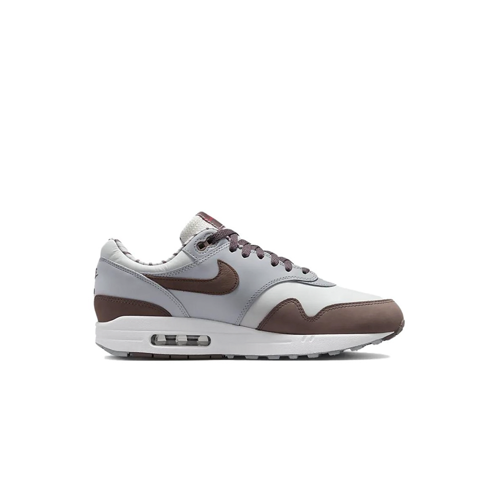 alt="Кроссовки Nike Air Max 1 Shima Shima арт. FB8916-100 с японскими иероглифами на язычке вид спереди"