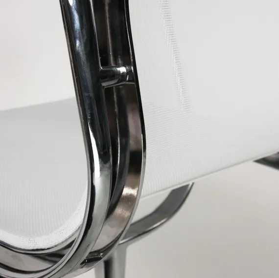 Офисное кресло Eames EA 108 белое
