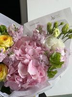 Букет сборный с гортензией, лизиантусом, маттиолой и молуцелой
