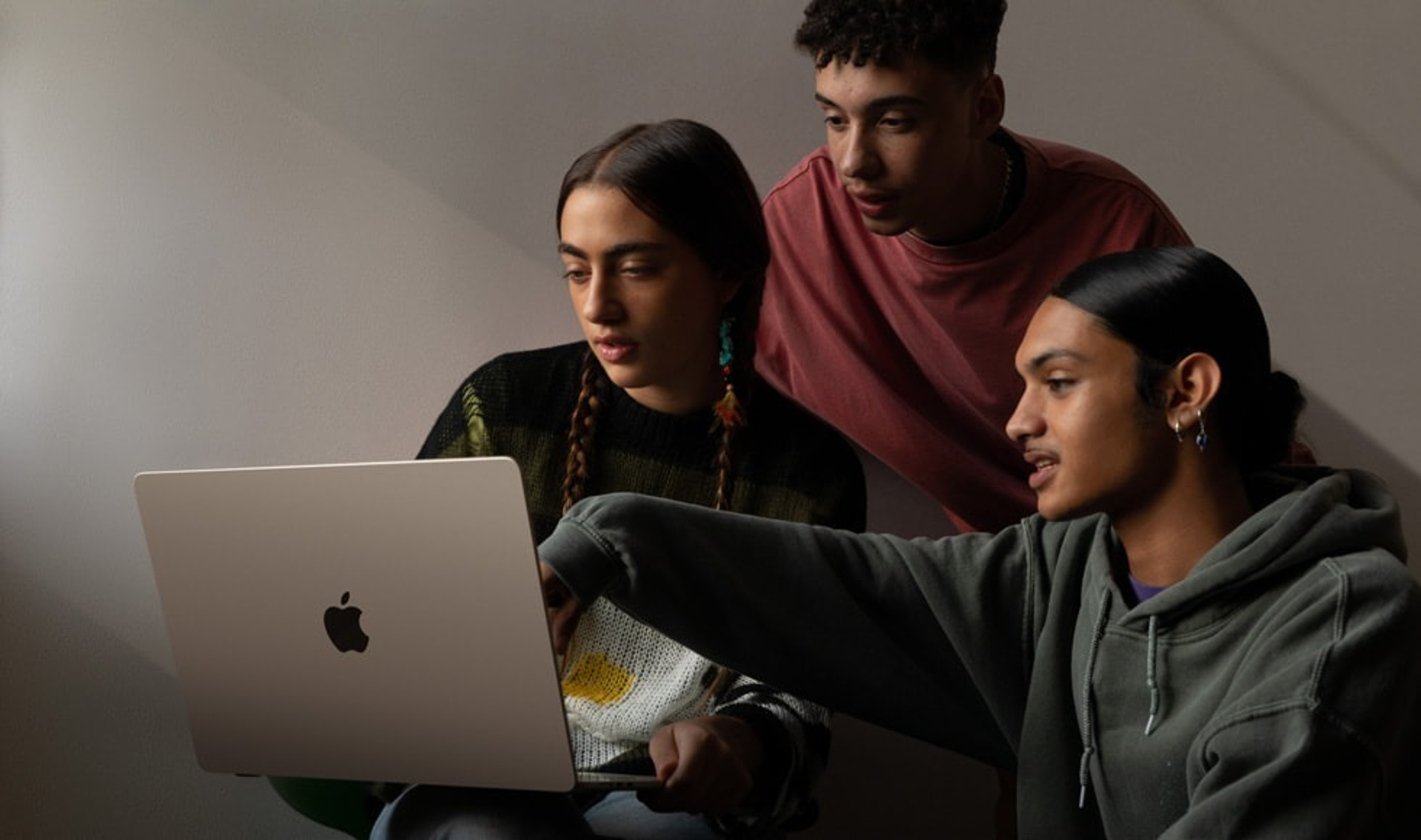 MacBook Air 15 2023 - Сравнение производительности процессора, видеокарты, встроенной памяти, оперативной памяти, автономной работы, экрана, камеры, цветов и дизайна.