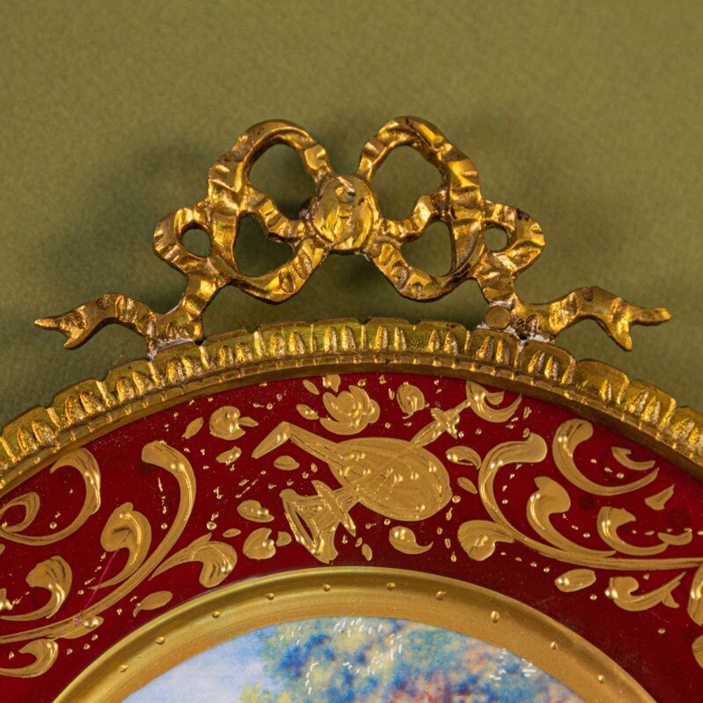 Декоративная настенная тарелка в бронзовой раме