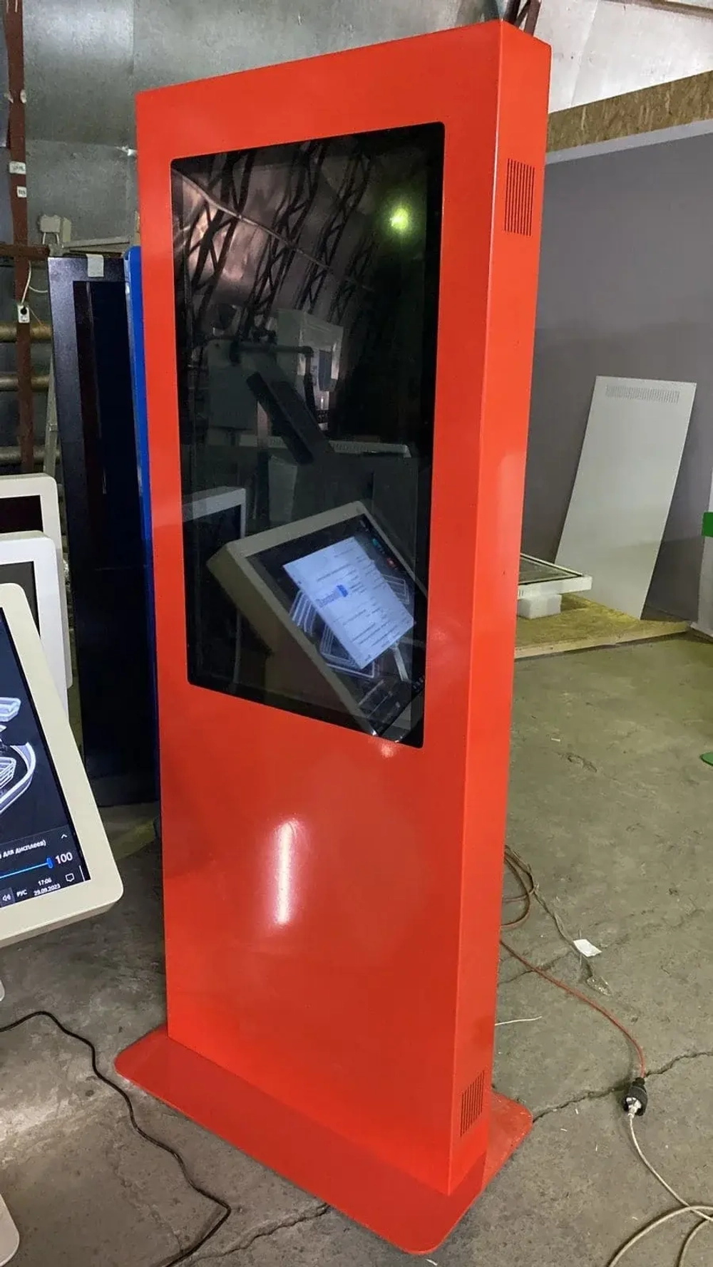 Сенсорный киоск для улицы Jet 32"