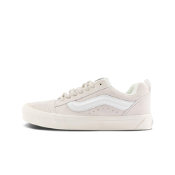 alt="Vans Knu Skool Light Pink женские кроссовки нежно-розового цвета с пухлым язычком вид сбоку на белом фоне"