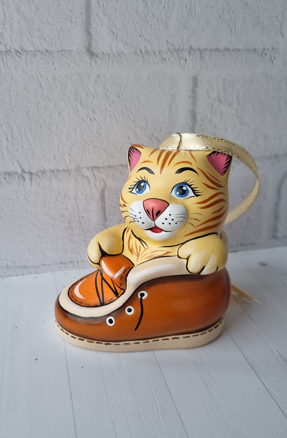 Котик в ботинке ёлочная игрушка из фарфора