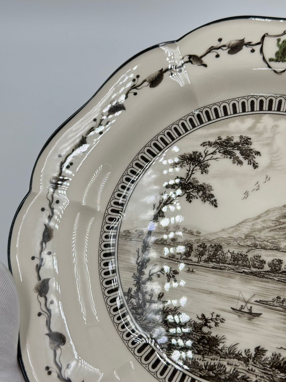 Тарелка Wedgwood «Зелёная лягушка» («View of Derwentwater»)
