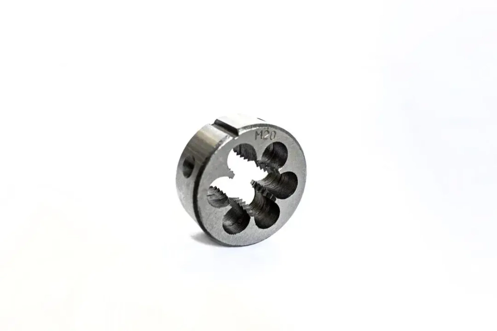Плашка M18x2.5, в пластиковом футляре Forsage F-DIE18x2.5