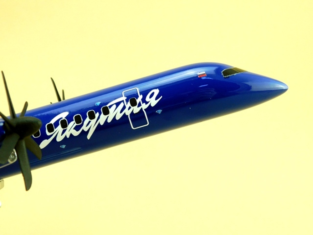 Модель самолета DHC 8-Q400 (М1:100, Якутия, синий)