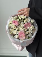 Букет из ранункулюсов и кустовых диантусов