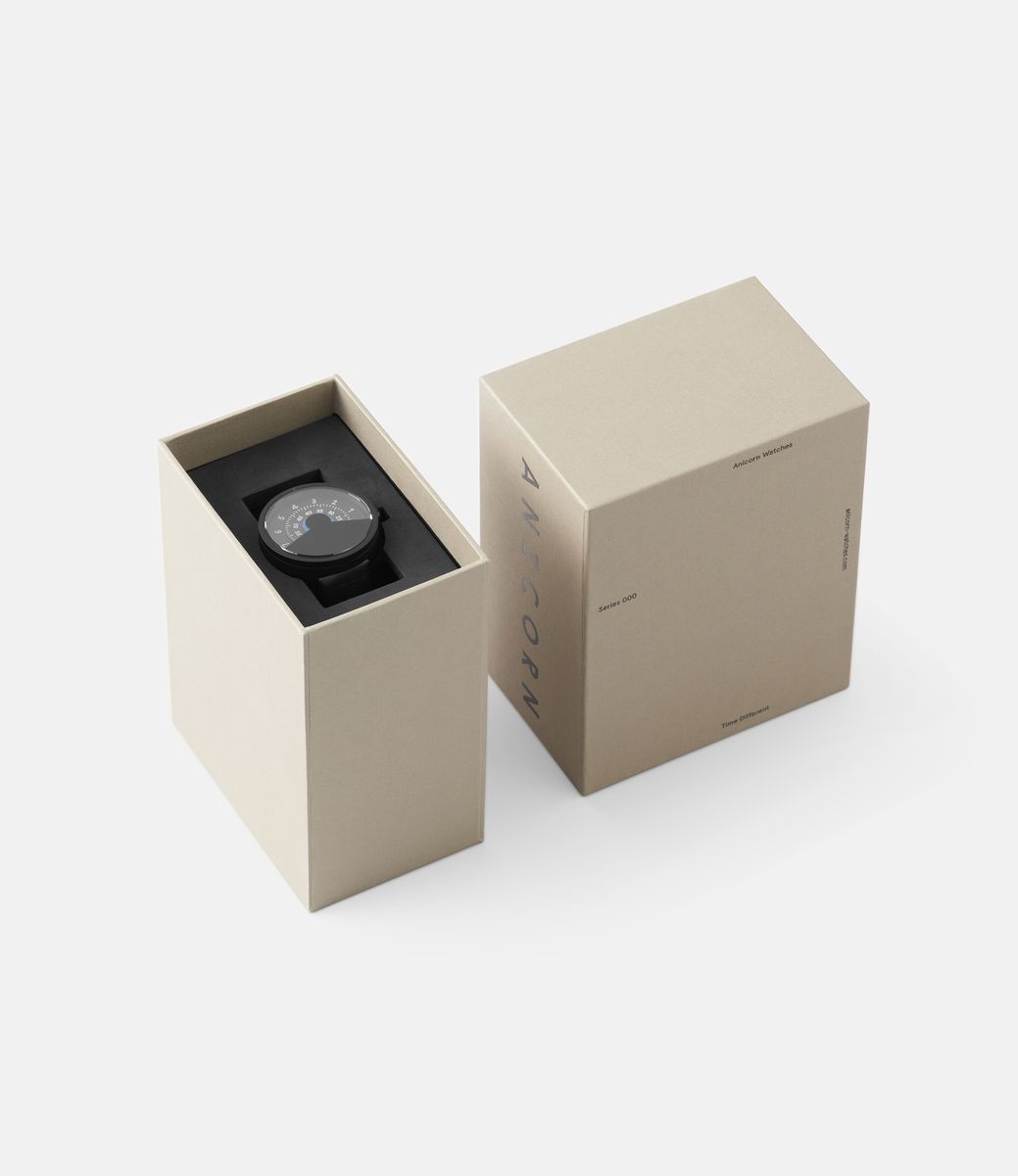 Anicorn Series 000 Black & Blue — часы с дисковым циферблатом