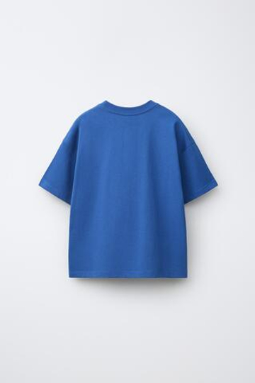 ZARA ФУТБОЛКА В СТИЛЕ ПРЕППИ С ГРАФФИТИ, ЯРКО-СИНИЙ