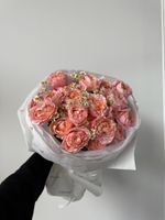 Букет из кустовых пионовидных роз и ромашки