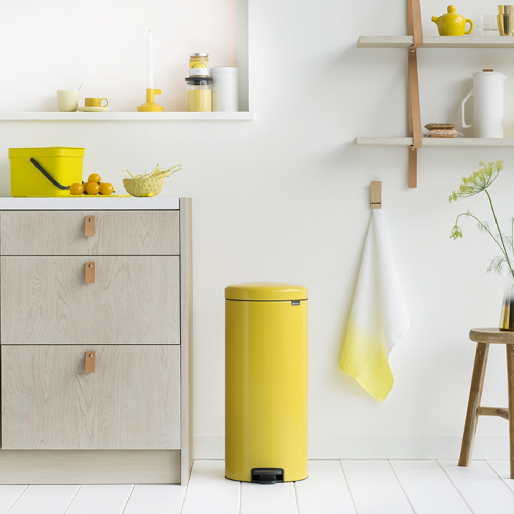 Ведро Brabantia NewIcon 30л желтая маргаритка в интерьере