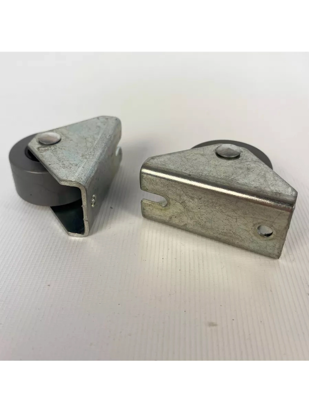 Опора роликовая 302 с резиновым колесом D28, 2 шт