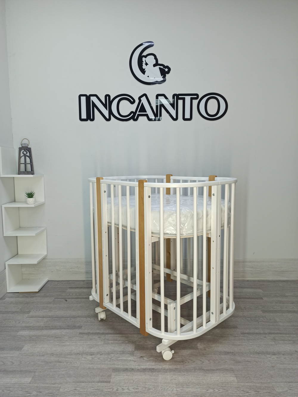АКЦИЯ!!! Кроватка Nuvola Lux Incanto 5 в 1, цвет белый / стойки бук с маятником. 2 МАТРАСА В КОМПЛЕКТЕ