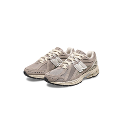alt="Состаренная подошва и замшевые накладки на New Balance 1906R Beige Cream"