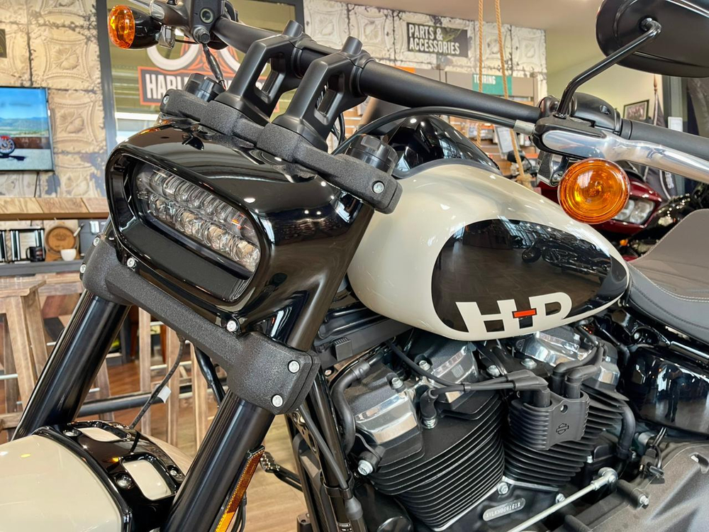 Harley-Davidson Softail Fat Bob 114 (White Sand Pearl) 