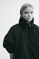 Нейлоновая куртка с воротником-трубой - H&M